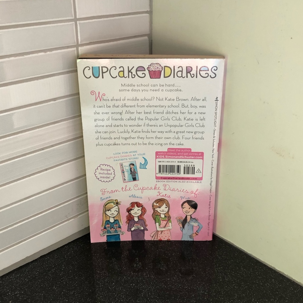 Cupcake Diaries: Katie and the Cupcake Cure: Book 1 - Picture 5 of 9
